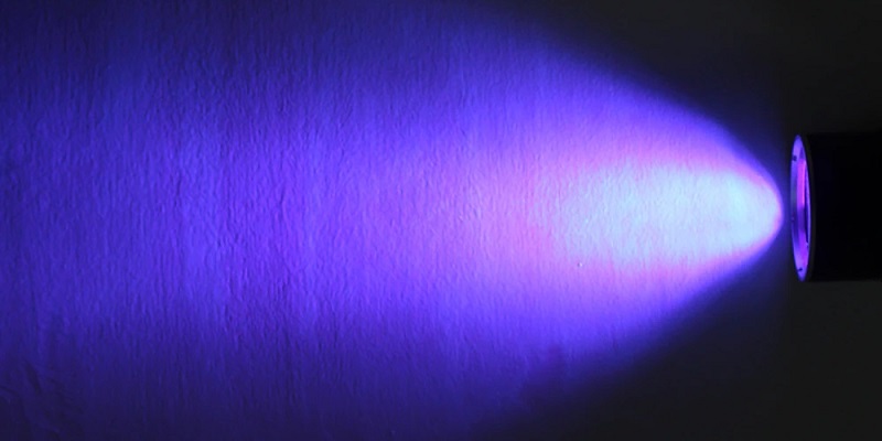 How-to-Make-a-Blacklight-Flashlight